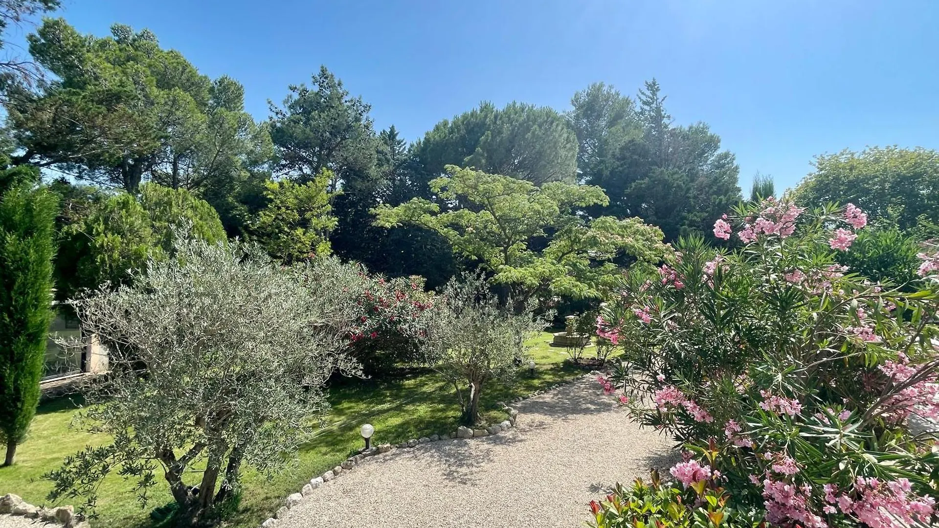 Domaine Au Coeur Des Alpilles Bed and Breakfast Maussane les Alpilles 0*,