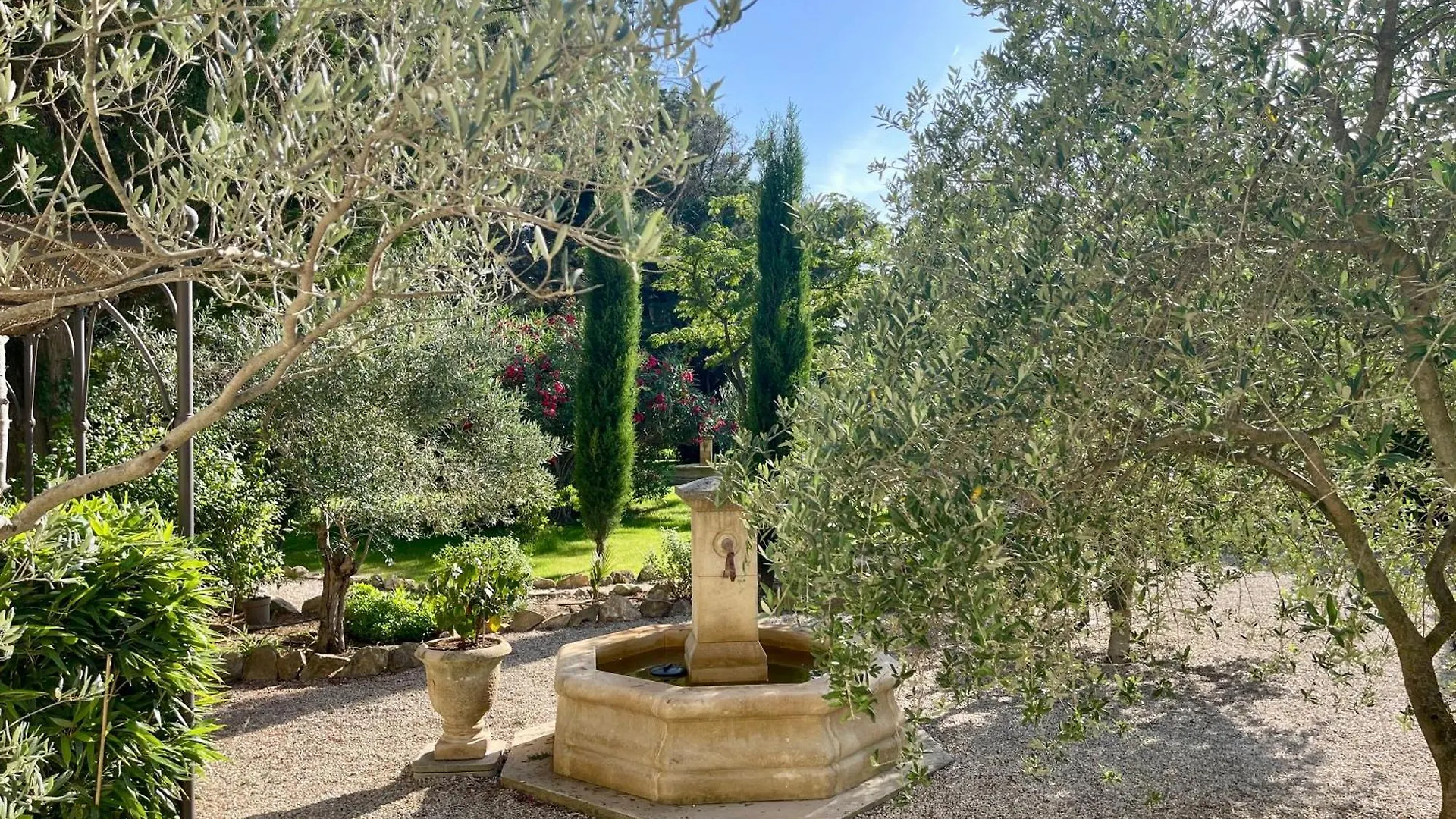 Domaine Au Coeur Des Alpilles Bed and Breakfast Maussane les Alpilles 0*,  Frankrijk